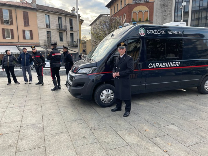 Carabinieri in piazza Garibaldi a Cantù