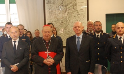 Il cardinale Cantoni in visita tra i poliziotti della Questura di Como