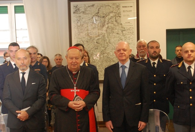 Il cardinale Cantoni in visita tra i poliziotti della Questura di Como