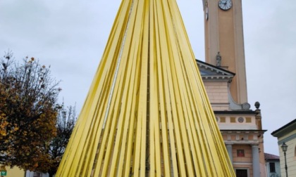 A Turate un albero di Natale giallo per promuovere la donazione del plasma
