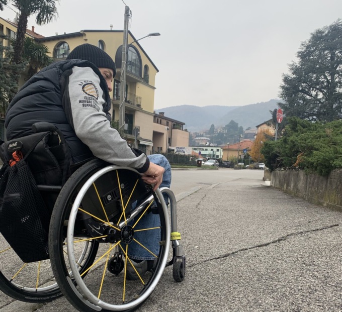 Un giro per Erba con la carrozzina: tanti problemi identici da decenni