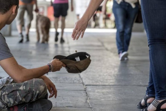 Accattonaggio vietato a Mariano: previste multe e Daspo urbani