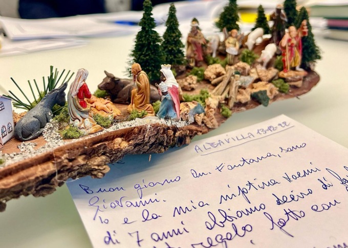 Fontana riceve un presepe fatto da una bimba di Albavilla e il suo nonno