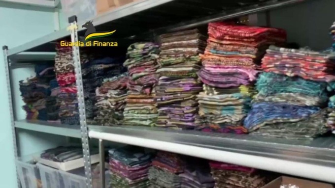 Capi d’alta moda contraffatti in una tessitura di Cantù: maxi sequestro delle Fiamme Gialle
