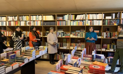 Marco Balzano saluta i lettori nella libreria di Via Volta di Erba