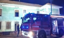 Incendio a Carugo: Vigili del fuoco in una casa disabitata