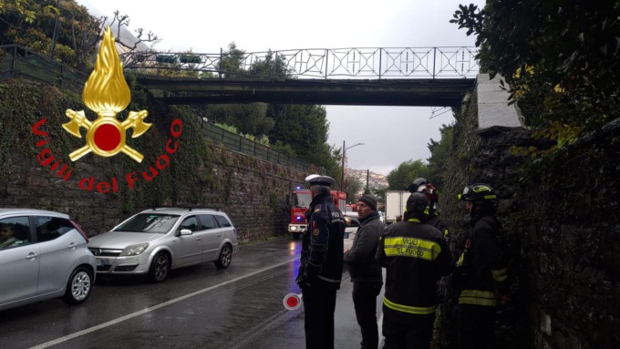 Tir contro il ponte pedonale di Ossuccio: c’è danno strutturale, verifiche in corso