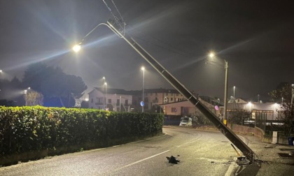 Cade palo della luce in via Saffi a Cantù: traffico in tilt