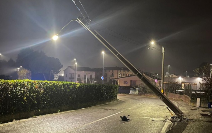 Cade palo della luce in via Saffi a Cantù: traffico in tilt