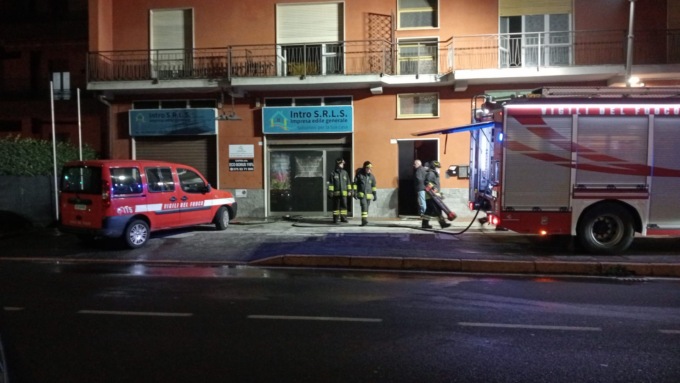 Fumo dal magazzino a Fino Mornasco: incendio sventato