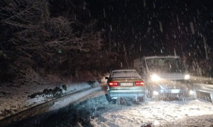 Nevicata record a Bellagio: traffico in tilt e macchine bloccate sulla Valassina