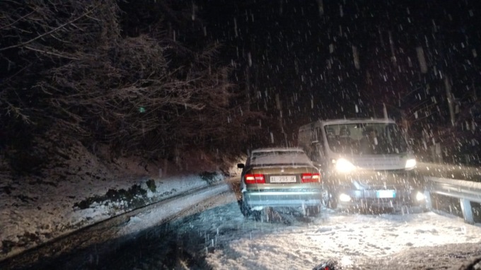 Nevicata record a Bellagio: traffico in tilt e macchine bloccate sulla Valassina