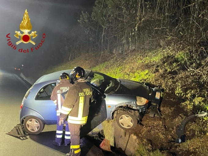 Si schiantano contro il muretto a Cantù: un ferito in ospedale SIRENE DI NOTTE