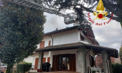 Guanzate: prende fuoco il tetto di un'abitazione, necessari 4 mezzi per domare le fiamme