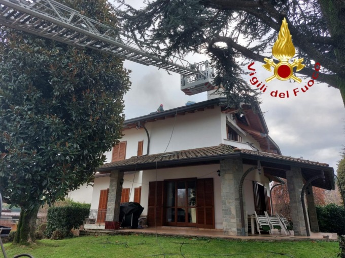 Guanzate: prende fuoco il tetto di un’abitazione, necessari 4 mezzi per domare le fiamme