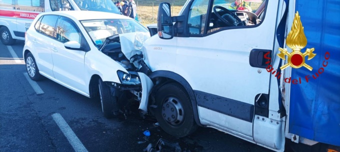 Frontale tra auto e furgoncino