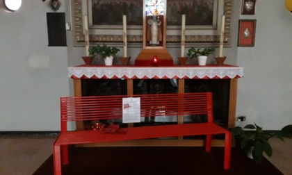 Panchina rossa in chiesa a Bulgarograsso