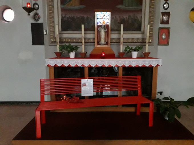 Panchina rossa in chiesa a Bulgarograsso
