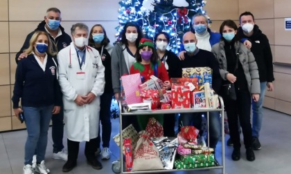 Natale solidale: i Pesi Massimi consegnano i doni per i bimbi della Pediatria