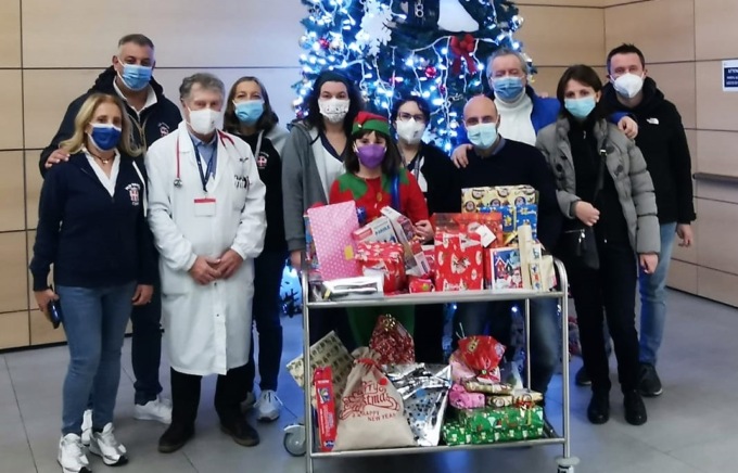 Natale solidale: i Pesi Massimi consegnano i doni per i bimbi della Pediatria