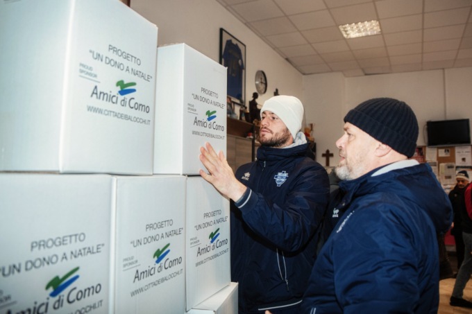 Torna Un Dono a Natale con 1.300 pacchi alimentari per le famiglie bisognose: a consegnarli il Como 1907 e i Lions