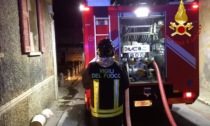 Incendio nella notte su un tetto di Lomazzo, tre famiglie evacuate