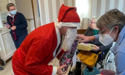 Sorpresa in casa di riposo "Vallardi":  Babbo Natale porta 79 pacchi dono agli anziani