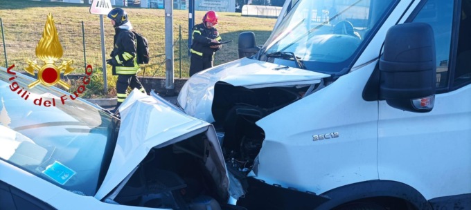 Frontale tra auto e furgoncino