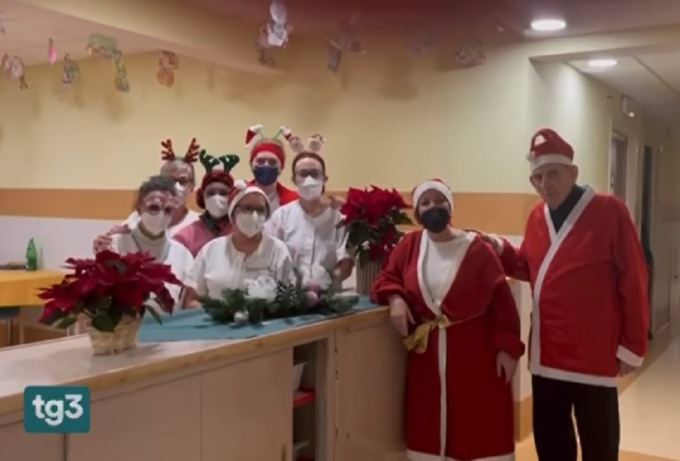 Olgiate, gli auguri dei nonnini della Casa anziani commuovono in onda sulla Rai