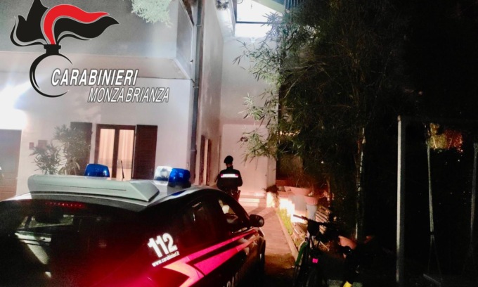 Strafatto, sale sul tetto e lancia il cane