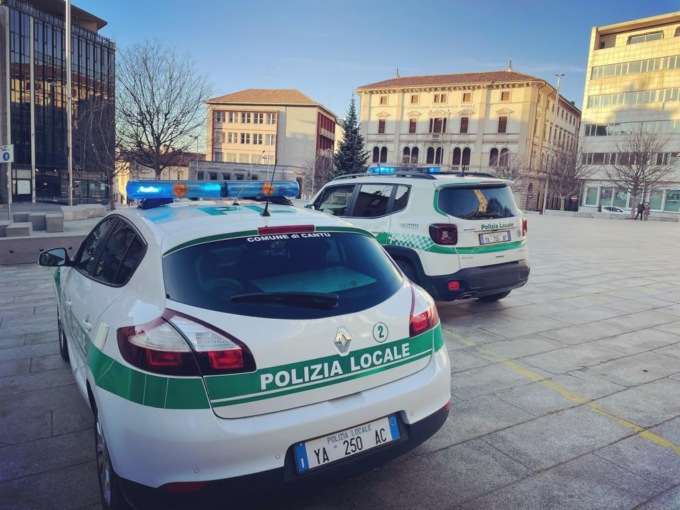Clandestino chiede l’elemosina fuori dall’ospedale a Cantù: segnalato da un consigliere comunale