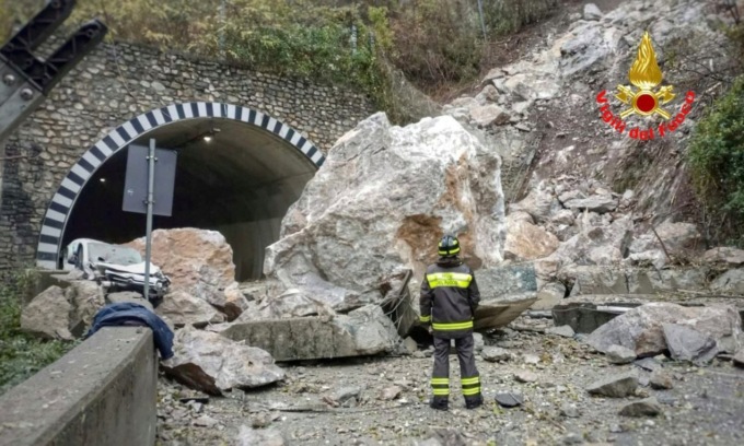 Frana spaventosa sulla statale per la Valsassina: viabilità interrotta