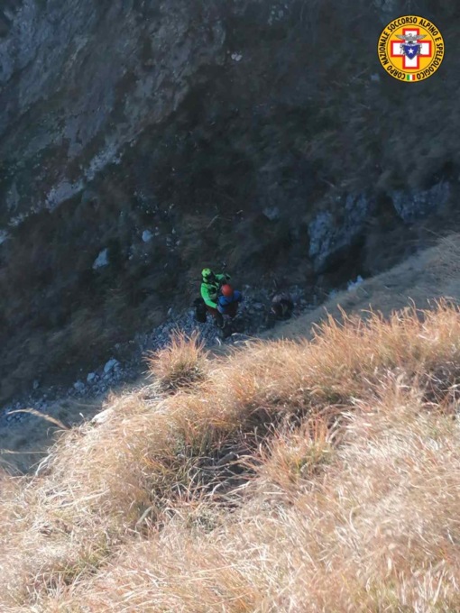 Precipitano per diversi metri sul monte Grona: salvati due turisti francesi