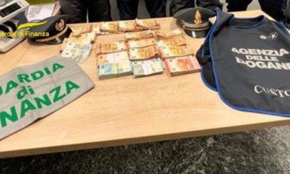 Banconote nascoste anche nelle confezioni di caffè: sequestrati in dogana oltre 500mila euro