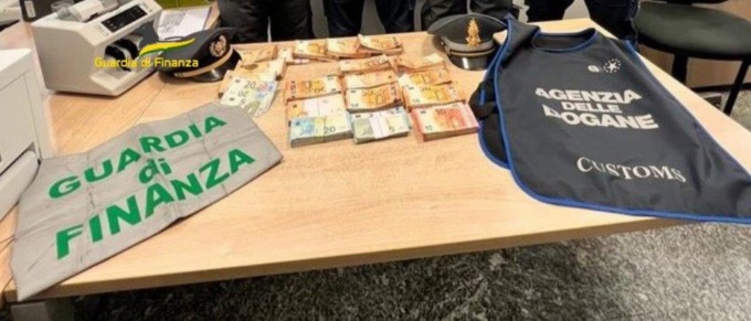 Banconote nascoste anche nelle confezioni di caffè: sequestrati in dogana oltre 500mila euro