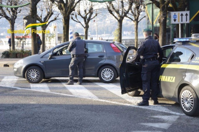 Produceva articoli Louis Vuitton falsi: confiscati fabbrica e macchinari dalla Finanza