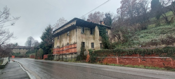 Fabbrica Durini, sopralluogo del presidente della Provincia alle case dismesse della frazione: “Sarà prioritario coinvolgere la proprietà per questa difficile situazione”