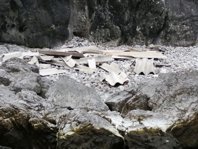 Eternit abbandonato in riva al lago tra Oliveto e Valbrona