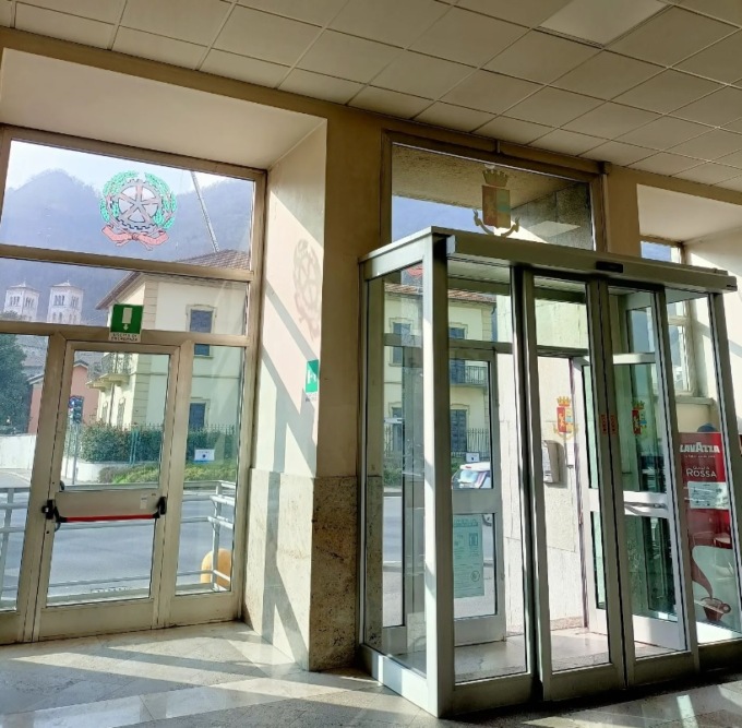 Molesta due ragazze e aggredisce gli agenti della Polizia: arrestato 33enne irregolare