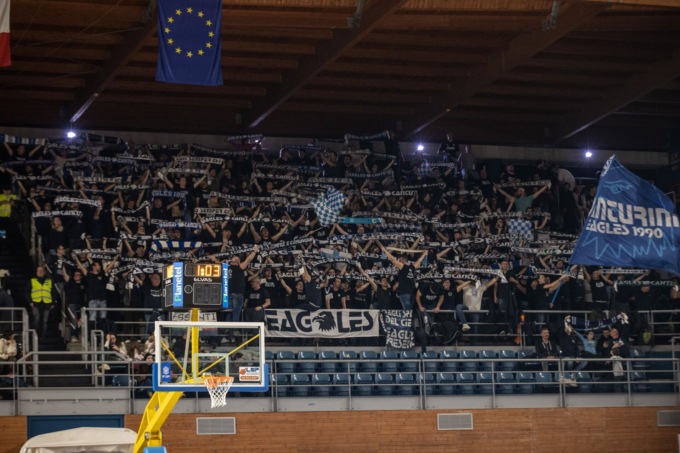 Spettacolo Eagles: non parte l’Inno prima del match di Cantù e lo cantano loro