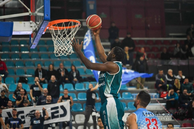 Pallacanestro Cantù vince a Rieti dopo un overtime