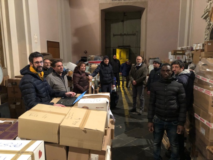 Cena di solidarietà per l’Ucraina: maxi tavolata in palestra