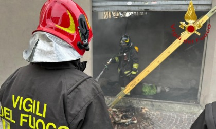 Box in fiamme a Como: intervengono i vigili del fuoco