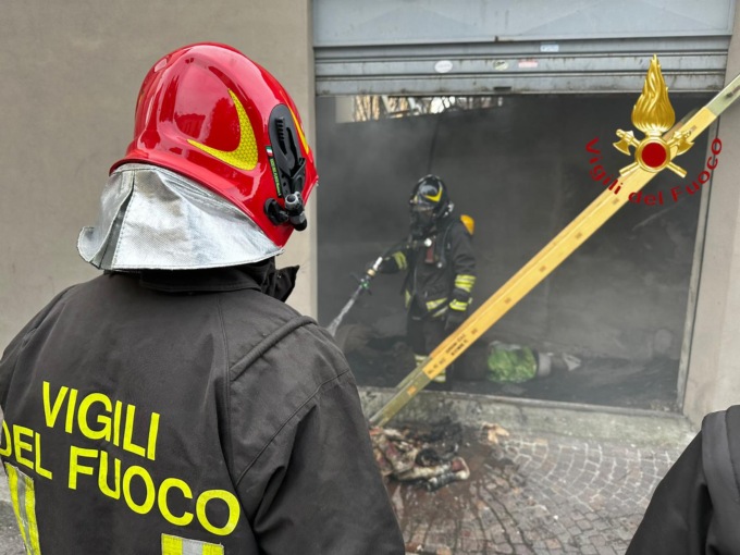 Box in fiamme a Como