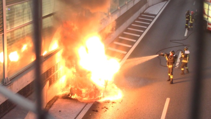 Auto in fiamme sulla A8 in direzione Milano