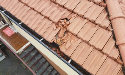 Paura a Capodanno: lanciano una parte dell'airbag sul tetto di una casa e rompono alcune tegole