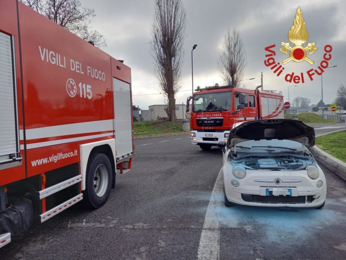 Auto in fiamme all’autogrill: interviene un Carabiniere fuori servizio