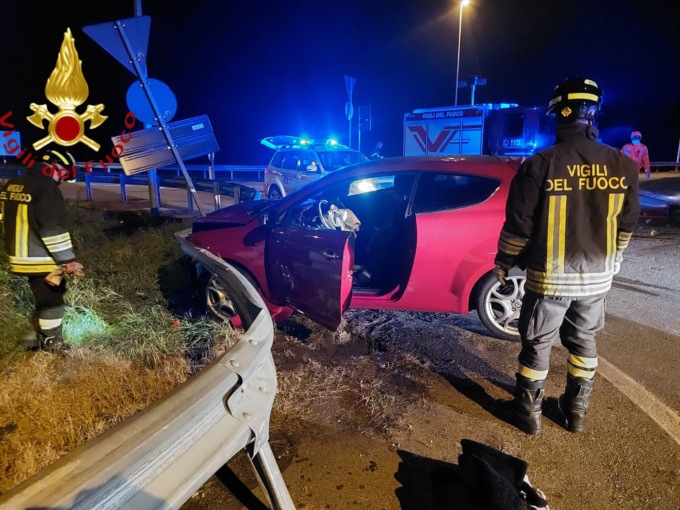 Finisce contro il guard rail a Villa Guardia: grave una 21enne