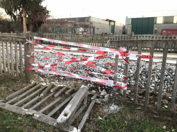 Auto finisce contro la recinzione della ferrovia