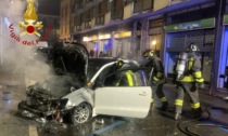 Ponte Chiasso, auto in fiamme nel parcheggio